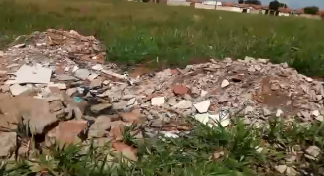 Foto 3 de 6 — Terreno virou “lixão”, no Selmi Dei